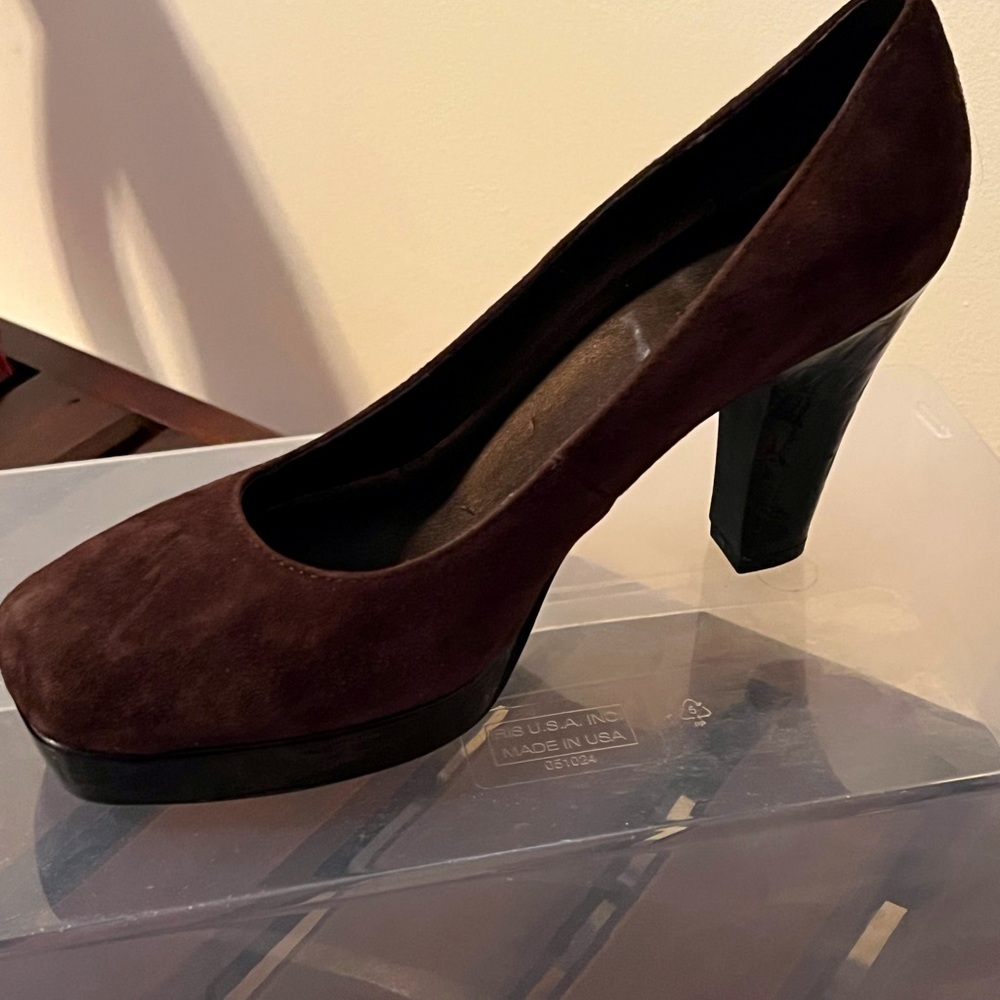 Van Eli Sidonia Platform Pump in TMoro Suede size 8M